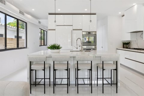 House in Miami, Florida 4 bedrooms, 264.77 sq.m. № 1888811 - photo 11