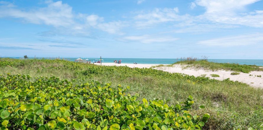 Кондоминиум с 2 спальнями в Виро-Бич, Флорида № 1121036