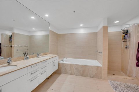 Condo in North Bay Village, Florida, 3 bedrooms  № 1980556 - photo 21