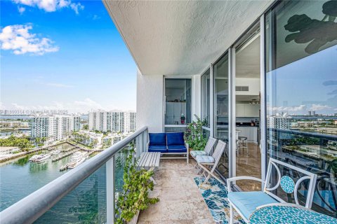 Condo in North Bay Village, Florida, 3 bedrooms  № 1980556 - photo 10