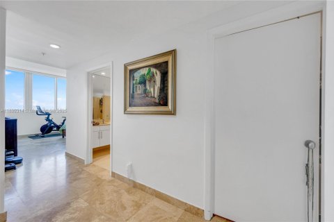 Condo in North Bay Village, Florida, 3 bedrooms  № 1980556 - photo 23