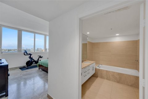 Condo in North Bay Village, Florida, 3 bedrooms  № 1980556 - photo 22