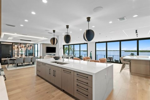 Casa en venta en Madeira Beach, Florida, 5 dormitorios, 527.41 m2 № 2386580 - foto 23