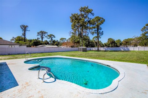 House in Lehigh Acres, Florida 5 bedrooms, 134.15 sq.m. № 2099547 - photo 11