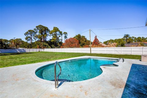 House in Lehigh Acres, Florida 5 bedrooms, 134.15 sq.m. № 2099547 - photo 8