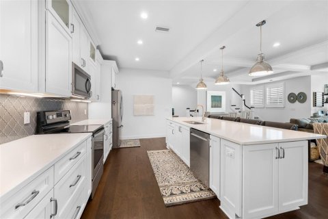 Townhouse in Tampa, Florida 4 bedrooms, 248.23 sq.m. № 1653671 - photo 16