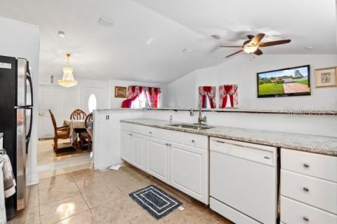 House in Poinciana, Florida 4 bedrooms, 158.21 sq.m. № 1900307 - photo 9