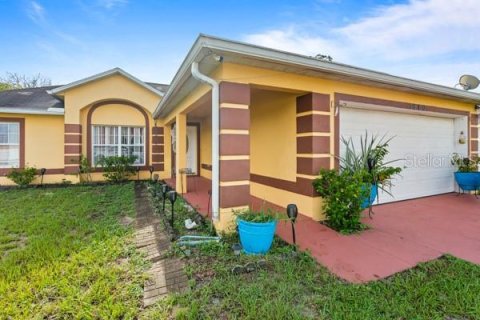 House in Poinciana, Florida 4 bedrooms, 158.21 sq.m. № 1900307 - photo 3