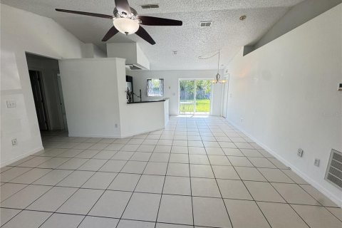 House in Orange City, Florida 3 bedrooms, 101.17 sq.m. № 2322536 - photo 2