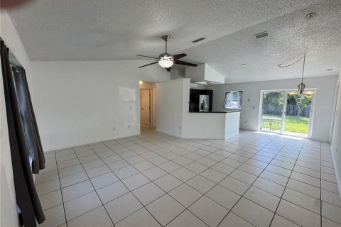 House in Orange City, Florida 3 bedrooms, 101.17 sq.m. № 2322536 - photo 8