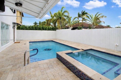 Casa en venta en Miami, Florida, 4 dormitorios, 259.66 m2 № 2038706 - foto 5