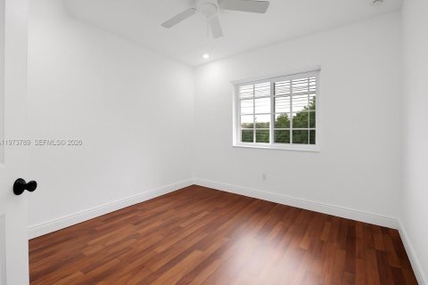 Casa en venta en Miami, Florida, 4 dormitorios, 259.66 m2 № 2038706 - foto 19