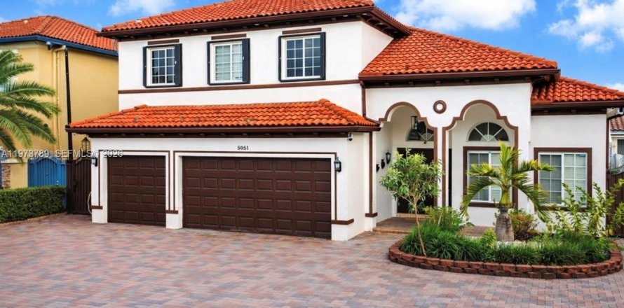 Casa en Miami, Florida 4 dormitorios, 259.66 m2 № 2038706