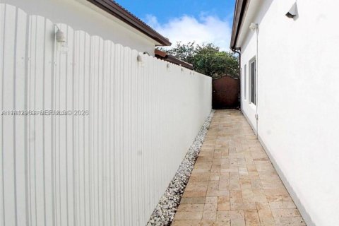 Casa en venta en Miami, Florida, 4 dormitorios, 259.66 m2 № 2038706 - foto 26