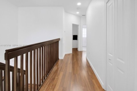 Casa en venta en Miami, Florida, 4 dormitorios, 259.66 m2 № 2038706 - foto 18