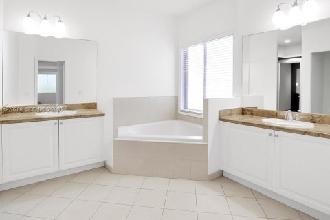 Casa en venta en Miami, Florida, 4 dormitorios, 259.66 m2 № 2038706 - foto 15