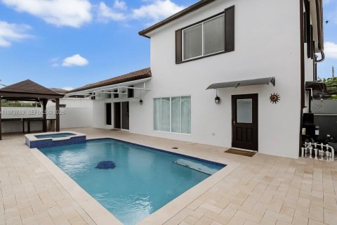 Casa en venta en Miami, Florida, 4 dormitorios, 259.66 m2 № 2038706 - foto 4