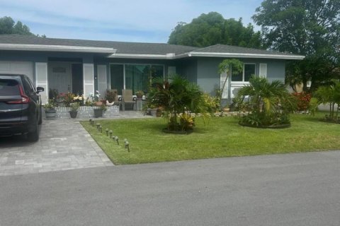 House in Tamarac, Florida 2 bedrooms, 147.44 sq.m. № 2261962