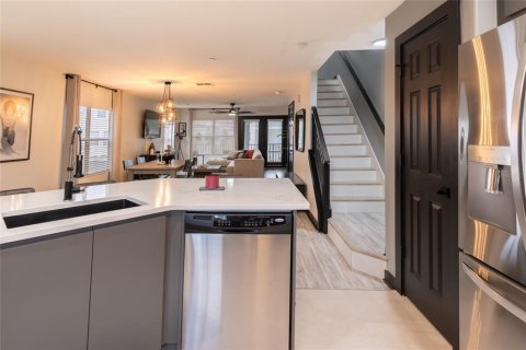 Townhouse in Tampa, Florida 3 bedrooms, 146.04 sq.m. № 2319008 - photo 14