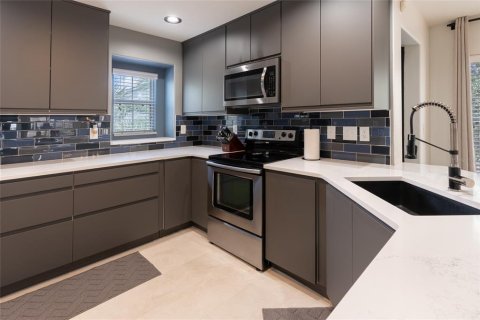 Townhouse in Tampa, Florida 3 bedrooms, 146.04 sq.m. № 2319008 - photo 3