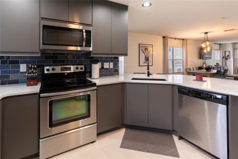 Townhouse in Tampa, Florida 3 bedrooms, 146.04 sq.m. № 2319008 - photo 13