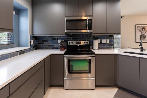 Townhouse in Tampa, Florida 3 bedrooms, 146.04 sq.m. № 2319008 - photo 12