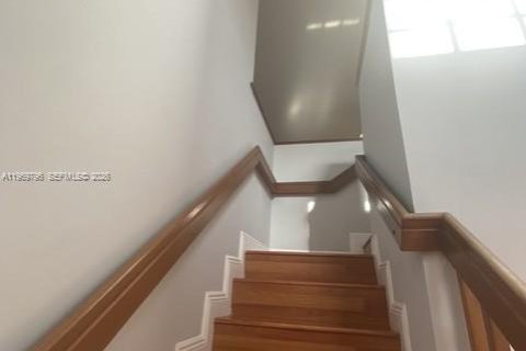 Condominio en alquiler en Miami Lakes, Florida, 2 dormitorios, 130.53 m2 № 2030630 - foto 2