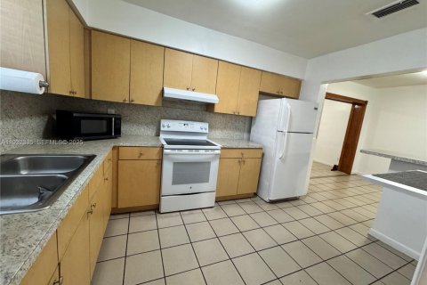 Снять в аренду виллу или дом в Майами, Флорида 3 спальни, 140.65м2, № 1991550 - фото 2