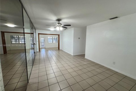 Снять в аренду виллу или дом в Майами, Флорида 3 спальни, 140.65м2, № 1991550 - фото 3