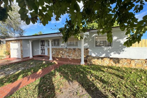 Снять в аренду виллу или дом в Майами, Флорида 3 спальни, 140.65м2, № 1991550 - фото 1