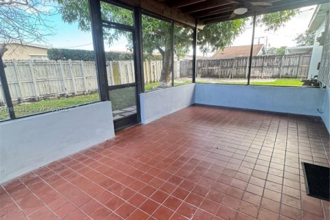 Снять в аренду виллу или дом в Майами, Флорида 3 спальни, 140.65м2, № 1991550 - фото 9