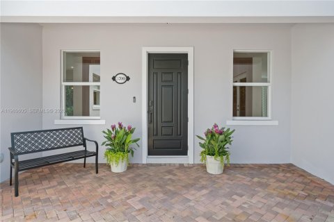 House in South Miami, Florida 4 bedrooms, 315.03 sq.m. № 2043091 - photo 4