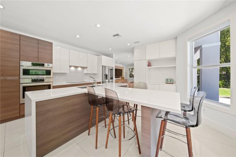 House in South Miami, Florida 4 bedrooms, 315.03 sq.m. № 2043091 - photo 14