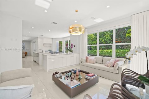 House in South Miami, Florida 4 bedrooms, 315.03 sq.m. № 2043091 - photo 10