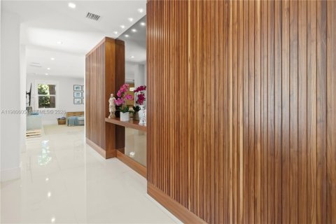 House in South Miami, Florida 4 bedrooms, 315.03 sq.m. № 2043091 - photo 5