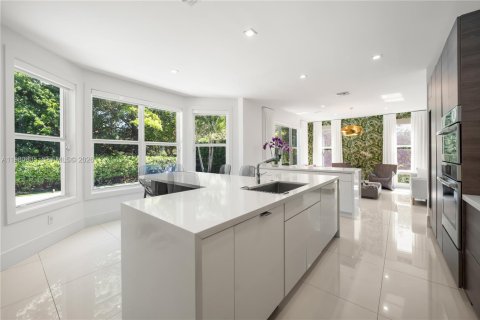 House in South Miami, Florida 4 bedrooms, 315.03 sq.m. № 2043091 - photo 17