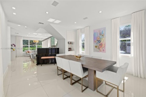 House in South Miami, Florida 4 bedrooms, 315.03 sq.m. № 2043091 - photo 20