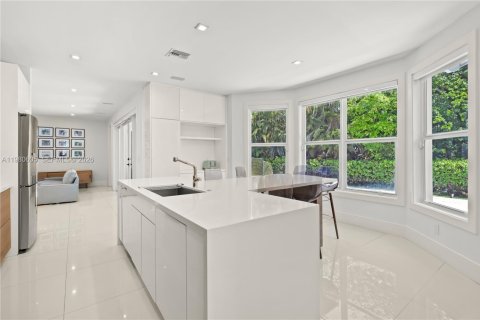 House in South Miami, Florida 4 bedrooms, 315.03 sq.m. № 2043091 - photo 12