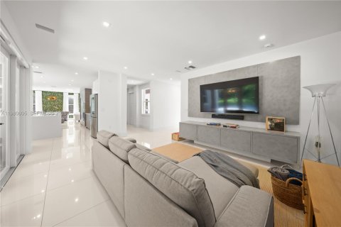 House in South Miami, Florida 4 bedrooms, 315.03 sq.m. № 2043091 - photo 25