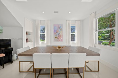 House in South Miami, Florida 4 bedrooms, 315.03 sq.m. № 2043091 - photo 19