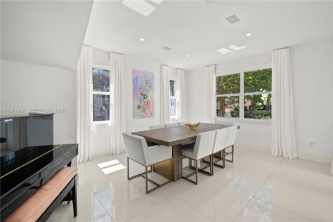 House in South Miami, Florida 4 bedrooms, 315.03 sq.m. № 2043091 - photo 18