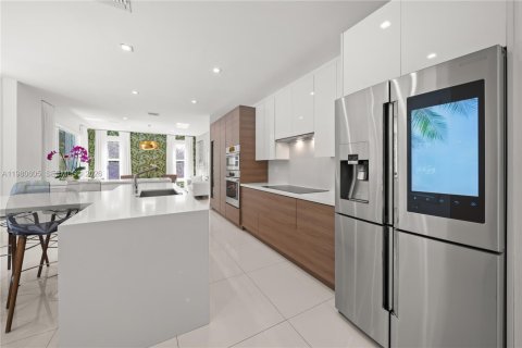 House in South Miami, Florida 4 bedrooms, 315.03 sq.m. № 2043091 - photo 13