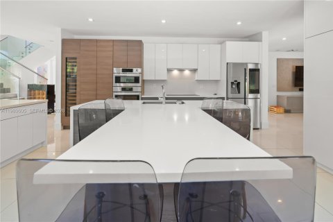 House in South Miami, Florida 4 bedrooms, 315.03 sq.m. № 2043091 - photo 16