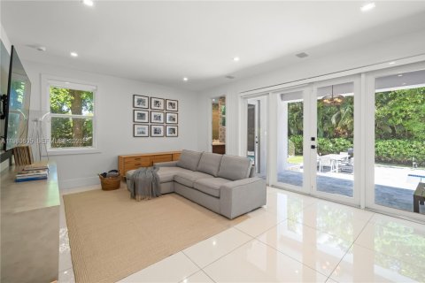 House in South Miami, Florida 4 bedrooms, 315.03 sq.m. № 2043091 - photo 22