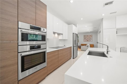 House in South Miami, Florida 4 bedrooms, 315.03 sq.m. № 2043091 - photo 15