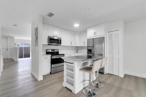 Townhouse in Miami, Florida 3 bedrooms, 141.49 sq.m. № 1814731 - photo 8