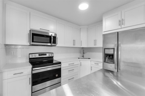 Townhouse in Miami, Florida 3 bedrooms, 141.49 sq.m. № 1814731 - photo 11
