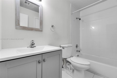 Townhouse in Miami, Florida 3 bedrooms, 141.49 sq.m. № 1814731 - photo 23