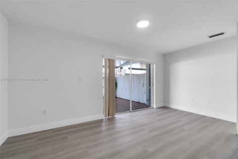 Townhouse in Miami, Florida 3 bedrooms, 141.49 sq.m. № 1814731 - photo 13