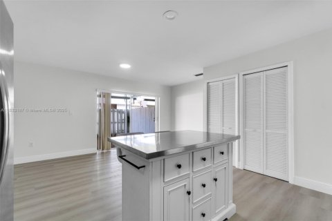 Townhouse in Miami, Florida 3 bedrooms, 141.49 sq.m. № 1814731 - photo 10